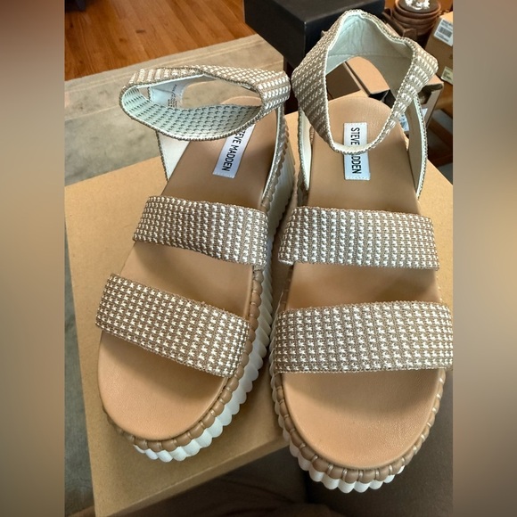 Steve Madden shelle Beige Platform Sandals sz 7 $89 - Picture 4 of 6